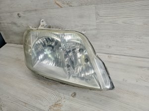 Фара правая #686 TOYOTA COROLLA OEM 8118512A00 NZE121 2006