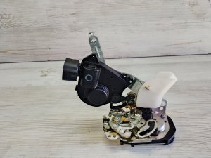 Замок двери передний левый #838 TOYOTA COROLLA OEM 6903012440 NZE121 2006