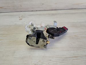 Замок двери задний левый #839 TOYOTA COROLLA OEM 6903012440 NZE121 2006
